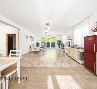 Na predaj 4-izb. rodinný dom s garážou, Kútniky - Interiér rodinného domu s presvetlenou obývačkou a podlahou s dreveným dekorom.