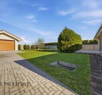 Na predaj 4-izb. rodinný dom s garážou, Kútniky - Rodinný dom v Kútnikoch s garážou, trávnikom a spevnenou prístupovou cestou.