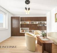 Na predaj 4-izb. rodinný dom s garážou, Kútniky - Obývacia izba v rodinnom dome s podlahou s dreveným dekorom a pohodlným sedením.