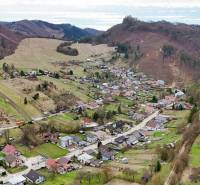 Slnečný stavebný pozemok s VÝHĽADOM NA HRAD - obec Lietava - Letecký pohľad na dedinu v obklopení horskej krajiny v Lietave, na ulici Majer, Pozemky - bývanie.