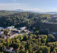 Exkluzívny predaj – veľkorysý rodinný dom pod Trenčianskym hradom - Pohľad z ulice Kragujevských hrdinov v Trenčíne na hrad nad rodinnými domami.