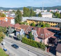 Exkluzívny predaj – veľkorysý rodinný dom pod Trenčianskym hradom - Ulica Kragujevských hrdinov v Trenčíne s radovou zástavbou rodinných domov a mestskou zeleňou.