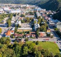 Exkluzívny predaj – veľkorysý rodinný dom pod Trenčianskym hradom - Letecký pohľad na priemyselnú štvrť a rodinné domy v Trenčíne, Kragujevských hrdinov.
