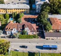 Exkluzívny predaj – veľkorysý rodinný dom pod Trenčianskym hradom - Ulica Kragujevských hrdinov v Trenčíne s rodinným domom, zeleňou a autobusom.
