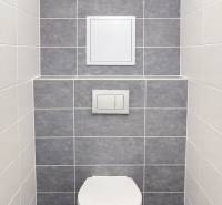 NOVOSTAVBA (2019) + PARKOVANIE | 2-izbový byt 69 m² – Bratislava - Toaleta s obkladom v 2-izbovom byte, sivo-biele dlaždice.
