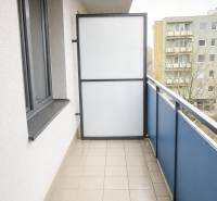 NOVOSTAVBA (2019) + PARKOVANIE | 2-izbový byt 69 m² – Bratislava - Balkón s keramickou dlažbou v 2-izbovom byte na Uzbeckej ulici v Bratislave.