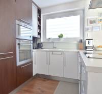 UHLISKÁ, 3-i byt, 80 m2 – zariadená novostavba s parkovaním v cene - Kuchyňa v 3-izbovom byte s podlahou s dreveným dekorom a veľkým oknom.