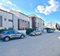 UHLISKÁ, 3-i byt, 80 m2 – zariadená novostavba s parkovaním v cene - Rodinné domy a zaparkované autá na ulici Uhliská v Bratislave-Vajnoroch.