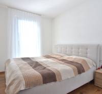 UHLISKÁ, 3-i byt, 80 m2 – zariadená novostavba s parkovaním v cene - Spálňa s posteľou a nočným stolíkom v 3-izbovom byte, podlaha s dreveným dekorom.