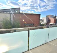 UHLISKÁ, 3-i byt, 80 m2 – zariadená novostavba s parkovaním v cene - Balkón zo 3-izbového bytu na Uhliskách v Bratislave-Vajnory s výhľadom na susedné budovy.