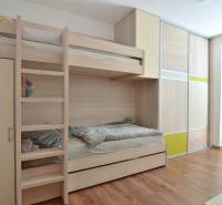 UHLISKÁ, 3-i byt, 80 m2 – zariadená novostavba s parkovaním v cene - Poschodová posteľ a vstavaná skriňa v izbe s podlahou s dreveným dekorom.