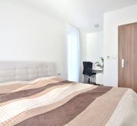 UHLISKÁ, 3-i byt, 80 m2 – zariadená novostavba s parkovaním v cene - Svetlá spálňa s posteľou, pracovným stolom a podlahou s dreveným dekorom v 3-izbovom byte.