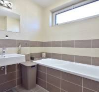 UHLISKÁ, 3-i byt, 80 m2 – zariadená novostavba s parkovaním v cene - Kúpeľňa s vaňou a umývadlom v 3-izbovom byte s béžovými obkladmi.