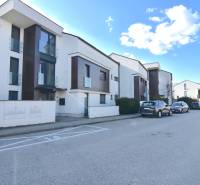 UHLISKÁ, 3-i byt, 80 m2 – zariadená novostavba s parkovaním v cene - Ulica Uhliská v Bratislave - Vajnory s radovou zástavbou a zaparkovanými autami.