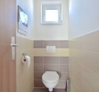 UHLISKÁ, 3-i byt, 80 m2 – zariadená novostavba s parkovaním v cene - Malá toaleta s oknom a obkladom v 3-izbovom byte.