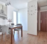 UHLISKÁ, 3-i byt, 80 m2 – zariadená novostavba s parkovaním v cene - Jedálenský kút v 3-izbovom byte s dekorom Eiffelovej veže a podlahou s dreveným dekorom.