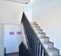 UHLISKÁ, 3-i byt, 80 m2 – zariadená novostavba s parkovaním v cene - Schodisko s bielymi stenami a dekoráciami v 3-izbovom byte.