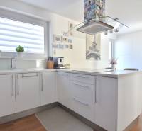 UHLISKÁ, 3-i byt, 80 m2 – zariadená novostavba s parkovaním v cene - Kuchyňa v 3-izbovom byte s dekorom Eiffelovej veže a podlahou s dreveným dekorom.