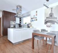 UHLISKÁ, 3-i byt, 80 m2 – zariadená novostavba s parkovaním v cene - Kuchyňa v 3-izbovom byte s podlahou s dreveným dekorom a jedálenským stolom.