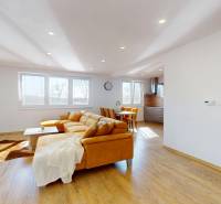 4-IZBOVÁ NOVOSTAVBA Horné Štitáre - Interiér rodinného domu s podlahou s dreveným dekorom, gaučom a jedálenským stolom.