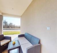 4-IZBOVÁ NOVOSTAVBA Horné Štitáre - Rodinný dom v Horných Štitároch s posedením na terase a prepojením na obývaciu izbu.