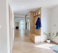 4-IZBOVÁ NOVOSTAVBA Horné Štitáre - Predsieň rodinného domu s botníkom, zrkadlom a podlahou s dreveným dekorom.