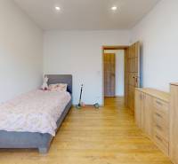 4-IZBOVÁ NOVOSTAVBA Horné Štitáre - Detská izba v Rodinnom dome s podlahou s dreveným dekorom a nábytkom.