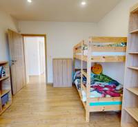 4-IZBOVÁ NOVOSTAVBA Horné Štitáre - Detská izba v rodinnom dome s poschodovou posteľou a nábytkom z dreva.
