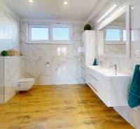 4-IZBOVÁ NOVOSTAVBA Horné Štitáre - Kúpeľňa v rodinnom dome s podlahou s dreveným dekorom a dlažbou s mramorovým vzhľadom.