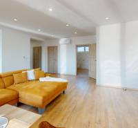 4-IZBOVÁ NOVOSTAVBA Horné Štitáre - Obývacia izba v rodinnom dome s podlahou s dreveným dekorom a žltou pohovkou.