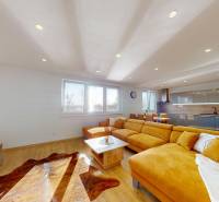 4-IZBOVÁ NOVOSTAVBA Horné Štitáre - Obývacia izba s podlahou s dreveným dekorom a oranžovou sedačkou v rodinnom dome.