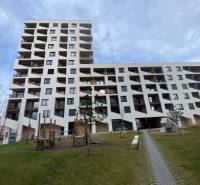 BA/PETRŽALKA-Prenájom moderného 2i bytu s lodžiou+parking-Kopčianka - Bytový dom na Ul. Závodu Matador v Bratislave - Petržalke s detským ihriskom.
