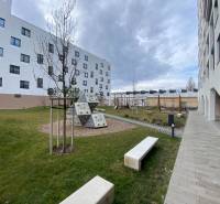 BA/PETRŽALKA-Prenájom moderného 2i bytu s lodžiou+parking-Kopčianka - Dvor s detským ihriskom na Ul. Závodu Matador v Bratislave - Petržalke pri 2-izbovom byte.