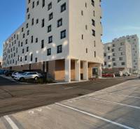 BA/PETRŽALKA-Prenájom moderného 2i bytu s lodžiou+parking-Kopčianka - Bytovka Ul. Závodu Matador, Bratislava - Petržalka, parkovisko, autá, jasná obloha.