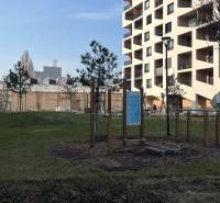 BA/PETRŽALKA-Prenájom moderného 2i bytu s lodžiou+parking-Kopčianka - Dvor s ihriskom pri bytovkách v Bratislave na Ulici Závodu Matador.