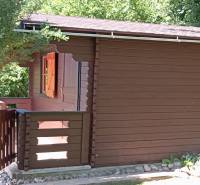 TURANY- krásna chata na pozemku 700m2 - Drevená chata na ulici Černík, s oknom a terasou pri lese a vzduchom.