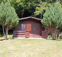 TURANY- krásna chata na pozemku 700m2 - Na ulici Černík stojí drevená chata obklopená stromami, ideálna pre prírodu.