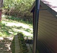 TURANY- krásna chata na pozemku 700m2 - Za chatou vedľa komína na ulici Černík sú tehlové kvetináče obklopené prírodou.