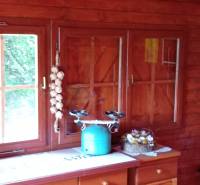 TURANY- krásna chata na pozemku 700m2 - Drevený interiér, skriňa s váhou, cesnak a dekorácia na ulici Černík, chata.