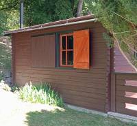 TURANY- krásna chata na pozemku 700m2 - Drevená chata v prírode, na ulici Černík, obklopená zeleňou pri lese.