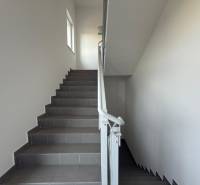 EXKLUZÍVNE: Celé podlažie v centre Piešťan s projektom apartmánov - Chodba so schodiskom v Zvláštnych nehnuteľnostiach, šedé schody, biele steny, zábradlie.