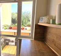 Na predaj 3 izbový byt na Romanovej ulici s loggiou a šatníkom - Spálňa s písacím stolom a prístupom na balkón v 3-izbovom byte.