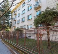 Na prenájom 3 izbový byt po kompletnej rekonštrukcií v Piešťanoch - Bytový dom s oplotením na Sasinkovej ulici v Piešťanoch, vhodný pre 3-izbový byt.