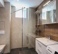 Na prenájom 3 izbový byt po kompletnej rekonštrukcií v Piešťanoch - Kúpeľňa v 3-izbovom byte s modernou sanitou a podlahou s dreveným dekorom.