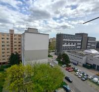 3-izbový byt s loggiou, výborná dispozícia, Jašíkova ulica Bratislava  - Bytové domy a zeleň na Jašíkovej ulici v Bratislave - Ružinove.