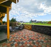 PRENÁJOM 2i apartmán s terasou, parkovaním, Veľká Lomnica - Terasa pri 2-izbovom byte vo Veľkej Lomnici s výhľadom na detské ihrisko a zeleň.