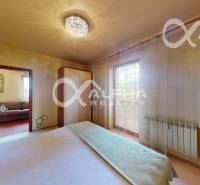 PRENÁJOM 2i apartmán s terasou, parkovaním, Veľká Lomnica - Spálňa so vstavanou skriňou a oknom, 2-izbový byt, útulný interiér.