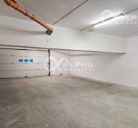 PRENÁJOM 2i apartmán s terasou, parkovaním, Veľká Lomnica - Garáž v 2-izbovom byte, s betónovou podlahou a rolovacou bránou.