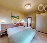 PRENÁJOM 2i apartmán s terasou, parkovaním, Veľká Lomnica - Spálňa v 2-izbovom byte s posteľou, skriňou a obrazom na stene.