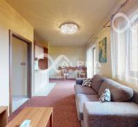 PRENÁJOM 2i apartmán s terasou, parkovaním, Veľká Lomnica - Obývacia izba v 2-izbovom byte s pohovkou a jedálenským stolom.